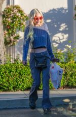 TORI SPELLING Shopping at Rite Aid in Calabasas 04/03/2024