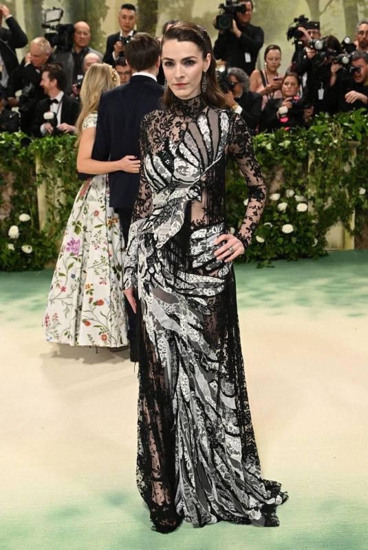 BEE SHAFFER at Met Gala Celebrating Sleeping Beauties: Reawakening Fashion in New York 05/06/2024