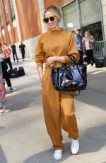 EMILY BLUNT Leaves Drew Barrymore Show in New York 05/02/2024