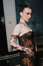 EMMA CHAMBERLAIN Poses at Carlyle Hotel Before 2024 Met Gala in New York 05/06/2024