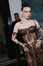 EMMA CHAMBERLAIN Poses at Carlyle Hotel Before 2024 Met Gala in New York 05/06/2024