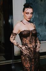 EMMA CHAMBERLAIN Poses at Carlyle Hotel Before 2024 Met Gala in New York 05/06/2024
