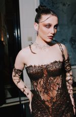 EMMA CHAMBERLAIN Poses at Carlyle Hotel Before 2024 Met Gala in New York 05/06/2024