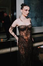 EMMA CHAMBERLAIN Poses at Carlyle Hotel Before 2024 Met Gala in New York 05/06/2024
