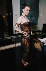 EMMA CHAMBERLAIN Poses at Carlyle Hotel Before 2024 Met Gala in New York 05/06/2024