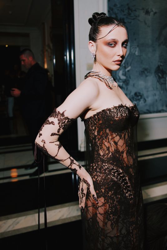 EMMA CHAMBERLAIN Poses at Carlyle Hotel Before 2024 Met Gala in New York 05/06/2024