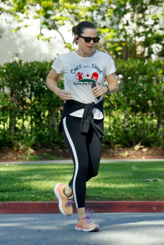 JENNIFER GARNER Out for Morning Jog in Brentwood 05/09/2024