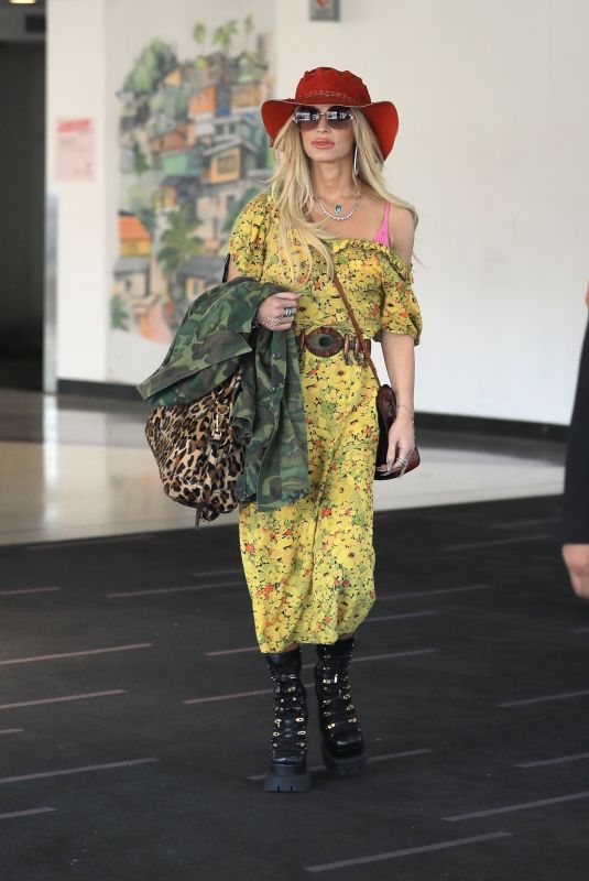 JESSICA SIMPSON Arrives in Los Angeles 04/30/2024