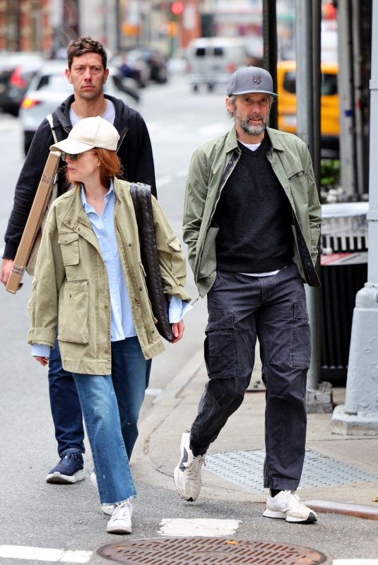 JULIANNE MOORE and Bart Freundlich Out in New York 05/03/2024