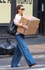 KATIE HOLMES Out Carrying a Big Box in New York 05/23/2024