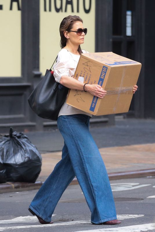 KATIE HOLMES Out Carrying a Big Box in New York 05/23/2024