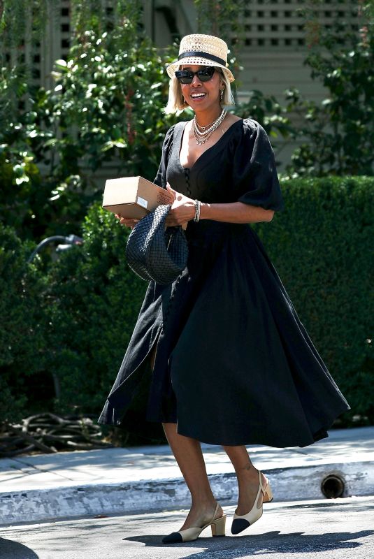 KELLY ROWLAND Out for Lunch at San Vicente Bungalows in West Hollywood 05/10/2024