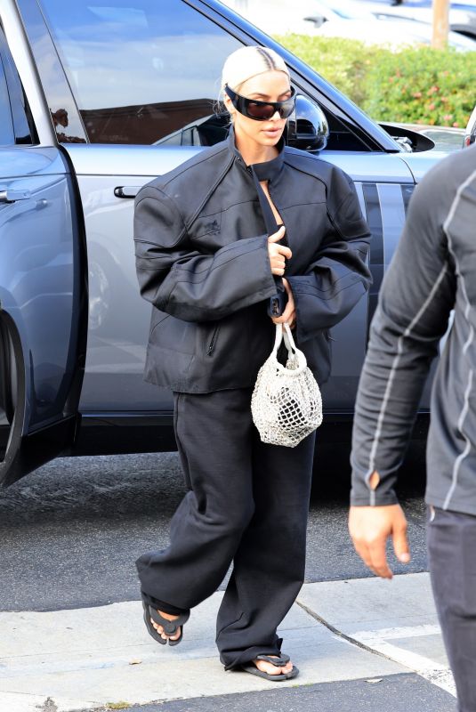 KIM KARDASHIAN Arrives at Islands for Dinner in Thousand Oaks 05/03/2024