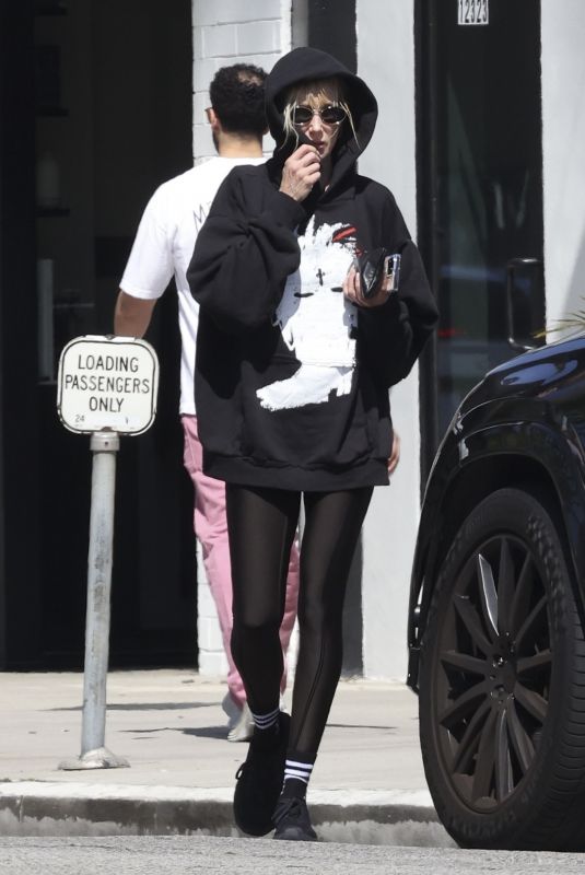 KIMBERLY STEWART Leaves Tracy Anderson Gym in Studio City 05/10/2024
