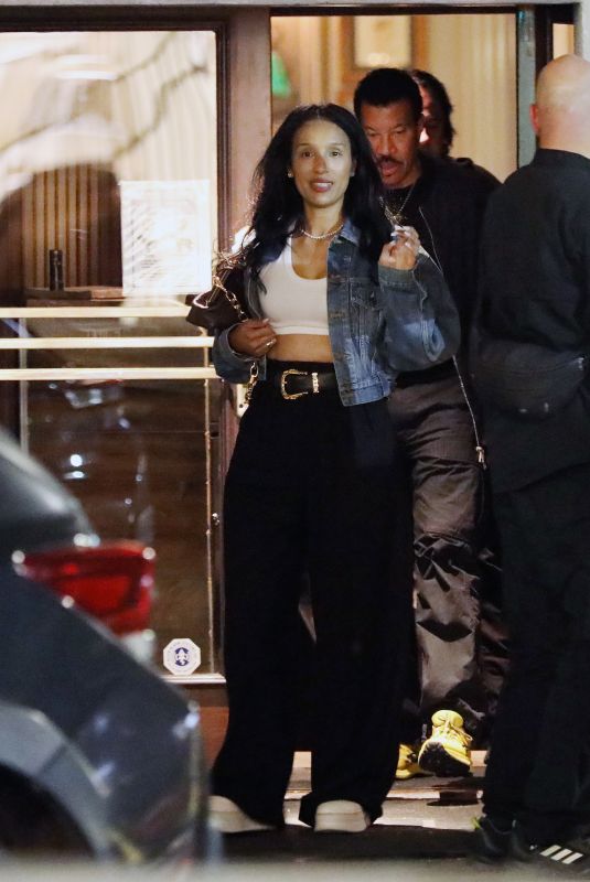 LISA PARIGI Leaves a Dinner with Friends in Los Angeles 04/29/2024