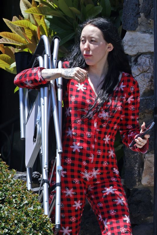 NOAH CYRUS Arrives at Her Home in Los Angeles 04/29/2024