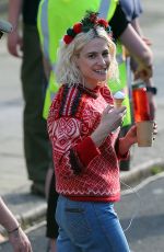 PIXIE LOTT Enjoyed an Ice-cream on a Hot Day in London 05/11/2024