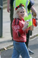 PIXIE LOTT Enjoyed an Ice-cream on a Hot Day in London 05/11/2024