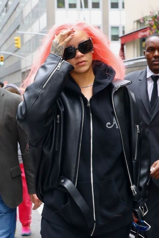 RIHANNA Debuts New Pink Hair in New York 05/04/2024