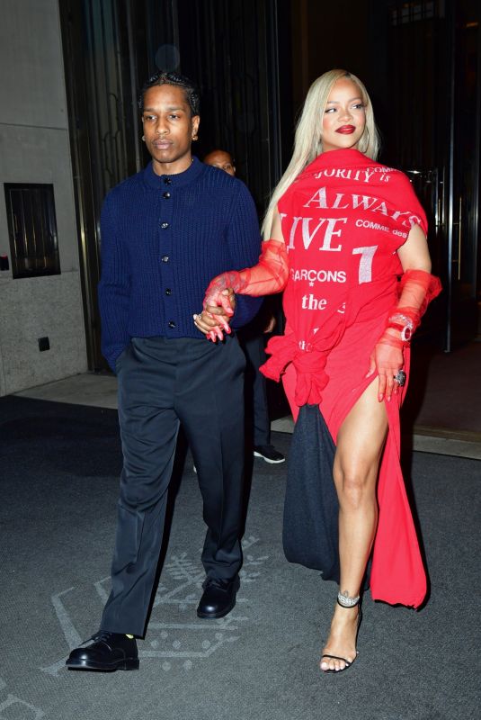 RIHANNA Out for a Mother