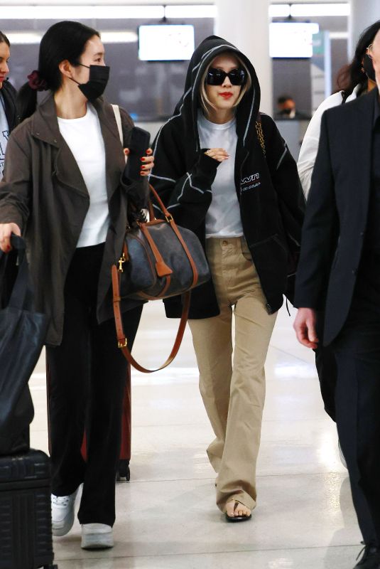 ROSE Arrives at JFK Airport in New York 05/01/2024
