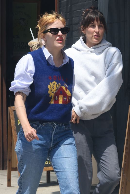 SCOUT and TALLULAH WILLIS Leaves Kreation Organic Juicery in Los Angeles 05/09/2024