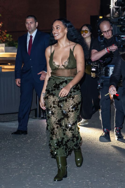 SOLANGE KNOWLES Arrives at Gucci Cruise 2025 Fashion Show in London 05/13/2024