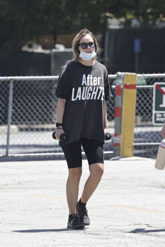 SUKI WATERHOUSE Out Hiking with a Friend in Los Angeles 05/09/2024