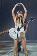 TAYLOR SWIFT Pperforms at The Eras Tour in Paris 05/10/2024