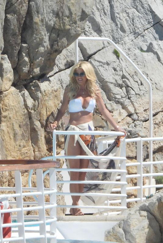 VICTORIA SILVSTEDT at Swimming Pool of Hotel du Cap Eden Roc in Cannes 05/22/2024