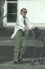 ELLEN POMPEO Shopping at Lazy Acres Market in Los Feliz 06/24/2024