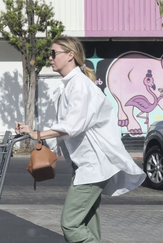 ELLEN POMPEO Shopping at Lazy Acres Market in Los Feliz 06/24/2024