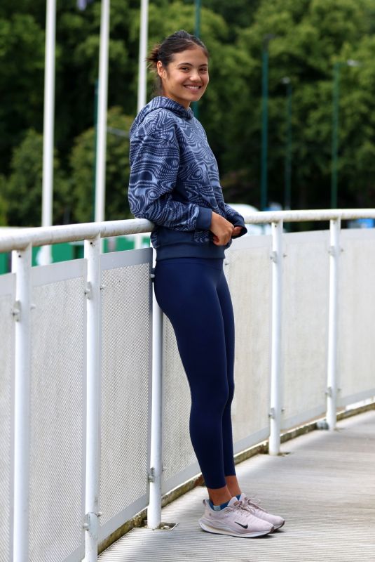 EMMA RADUCANU at Press Conference and Poses for Media Ohotos at Rothesay Open in Nottingham 06/10/2024