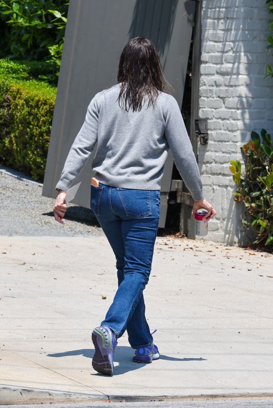 JENNIFER GARNER Arrives at Ben Affleck