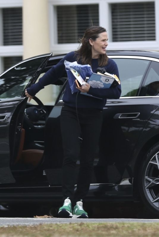 JENNIFER GARNER Out and About in Los Angeles 06/13/2024