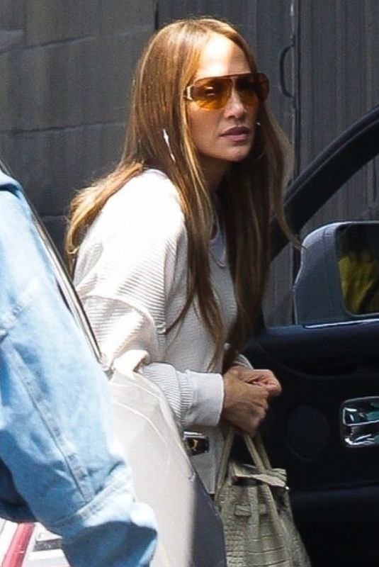 JENNIFER LOPEZ Arrives at Her Dance Studio in Los Angeles 05/31/2024
