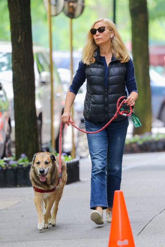 JENNIFER WESTFELDT Out with Her Dog in New York" (04.06.2024) 10x