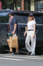 JENNY MOLLEN Grabbing a Meal to-go in New York 06/03/2024