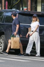 JENNY MOLLEN Grabbing a Meal to-go in New York 06/03/2024