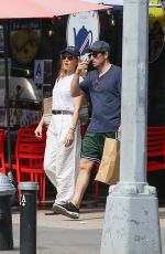 JENNY MOLLEN Grabbing a Meal to-go in New York 06/03/2024