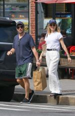 JENNY MOLLEN Grabbing a Meal to-go in New York 06/03/2024