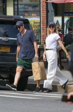 JENNY MOLLEN Grabbing a Meal to-go in New York 06/03/2024