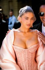 KYLIE JENNER Arrives at Schiaparelli Haute Couture Fall/Winter 2024-2025 Show at Paris Fashion Week 06/24/2024
