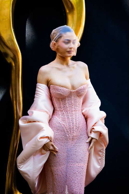 KYLIE JENNER Arrives at Schiaparelli Haute Couture Fall/Winter 2024-2025 Show at Paris Fashion Week 06/24/2024