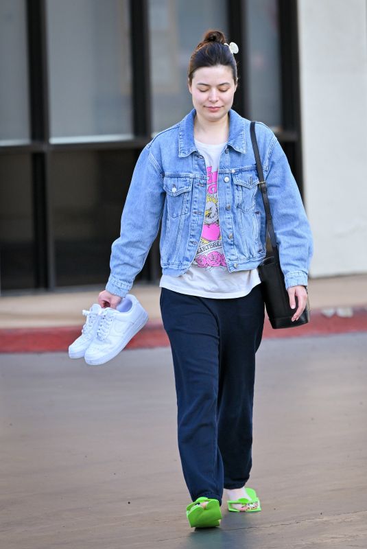 MIRANDA COSGROVE Leaves a Nail Salon in Los Angeles 06/04/2024
