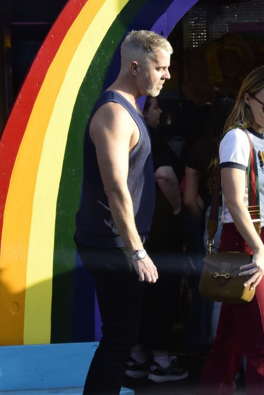 OLIVIA WILDE Out with a Mystery Guy in line at Hamburger Mary