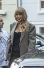TAYLOR SWIFT Out for Dinner with Friends in London 06/11/2024