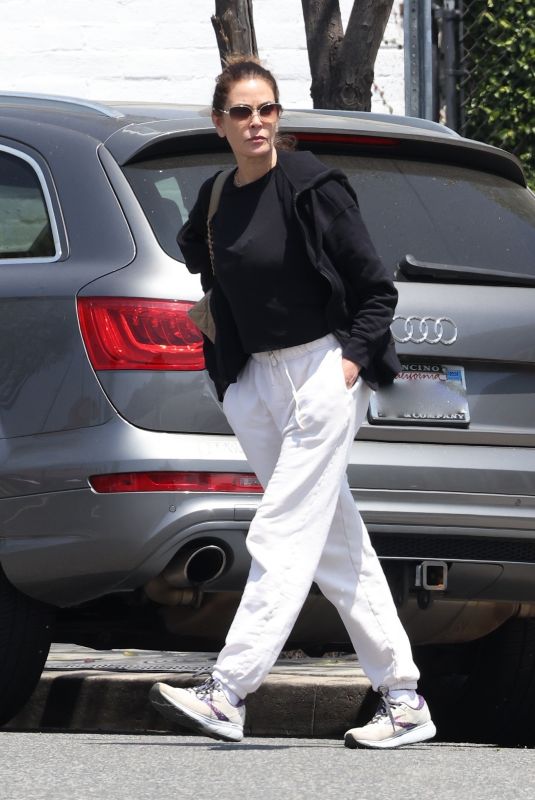 TERI HATCHER Visits a Friend