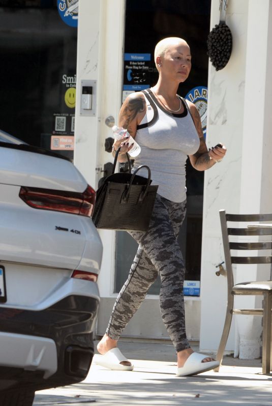 AMBER ROSE at Barber King in Los Angeles 07/04/2024