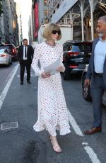 ANNA WINTOUR Arrives at Marc Jacobs Fashion Show in New York 07/01/2024